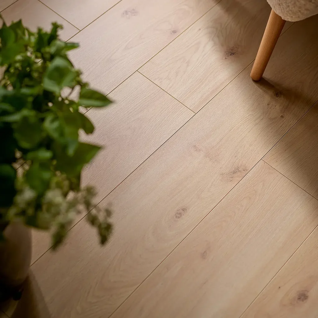 Naturalne jasne panele podłogowe w minimalistycznym wnętrzu z roślinami.